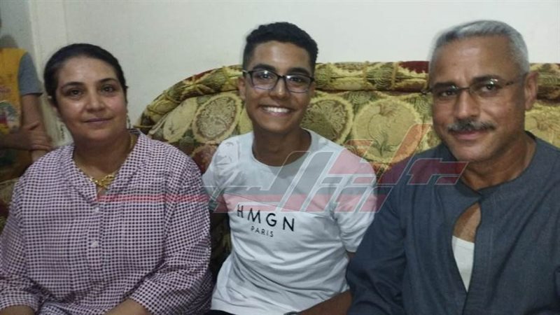 كيرلس نوناي مع والديه