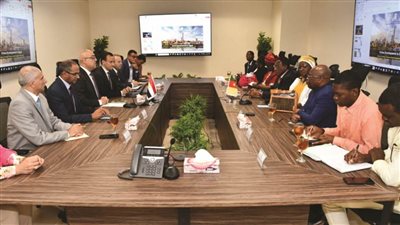 وزير الإسكان يعرض على نظيرته الكاميرونية التجربة العمرانية المصرية