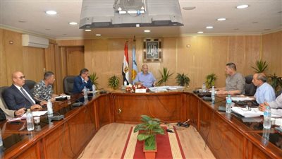 محافظ أسيوط يترأس اجتماع متابعة الموقف التنفيذي لمشروعات مجمعات خدمات المواطنين بالقرى