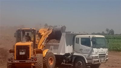   حملة مكبرة لرفع المخلفات الصلبة وتراكمات القمامة بطريق الفتح- أسيوط الجديدة