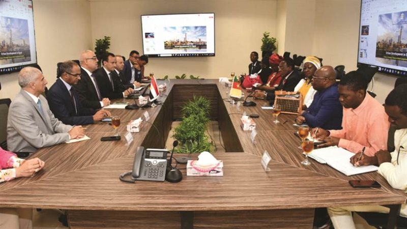 وزير الإسكان يعرض