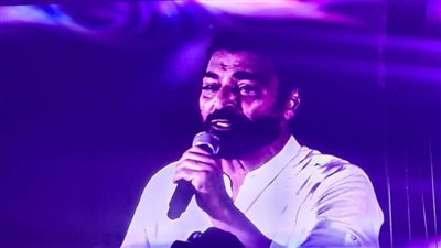 بالصور.. الكابو حميد الشاعري يفتتح حفله بالعلمين بـ