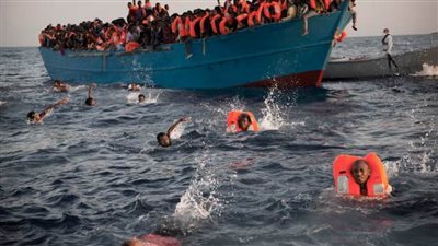 إيطاليا: إنقاذ 325 شخصًا وفقدان عدد من المهاجرين عقب غرق قاربهم جنوب البلاد