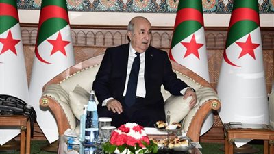 الرئيس الجزائري يكرم عائلات شهداء ومصابي الجيش في مكافحة الإرهاب