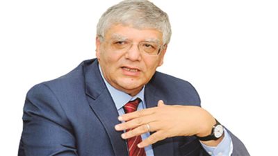 رئيس الجامعة المصرية اليابانية يكرم 4 لحصولهم على شهادة دولية بمعايير التقارير المالية