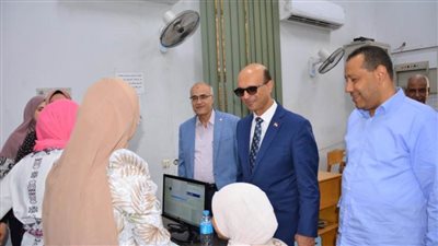 رئيس جامعة أسيوط يتفقد أعمال مكتب التنسيق الإلكتروني