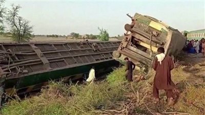 15 قتيلا على الأقل وعشرات الجرحى إثر خروج قطار عن مساره في باكستان
