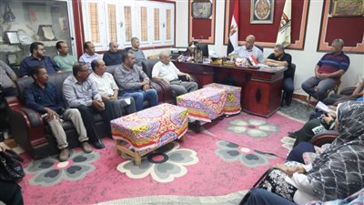 «مدير تعليم الخارجة » يناقش حركة تنقلات المعلمين بالمدارس.استعدادا للعام الدراسي الجديد