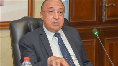 محافظ الإسكندرية يتابع العمل 