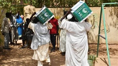 مركز الملك سلمان للإغاثة يوزع أطنانًا من المساعدات  والسلال الغذائية في السودان
