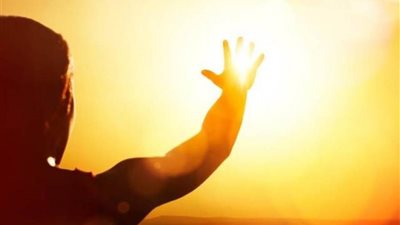 أستاذ صحة عامة: التعرض للشمس لفترات طويلة قد يُصيب بسرطان الجلد