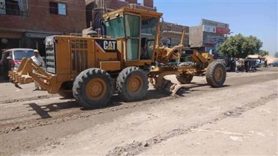 حملات مكثفة لتسوية وتمهيد الطرق بمراكز المنيا
