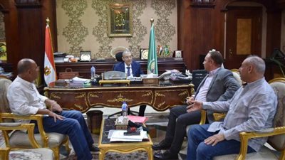 محافظ المنيا يناقش عددًا من طلبات المواطنين مع أعضاء مجلس النواب