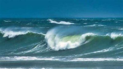 تعرف على ارتفاع الأمواج في البحر المتوسط والساحل الشمالي اليوم