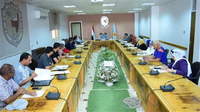 رئيس جامعة سوهاج يناقش استعدادات المدن الجامعية للعام الدراسي الجديد