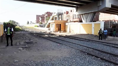 إصلاح هبوط أرضي بقرية الجندية وتعيين خدمات على مزلقان الملكية البحرية بملوي بالمنيا