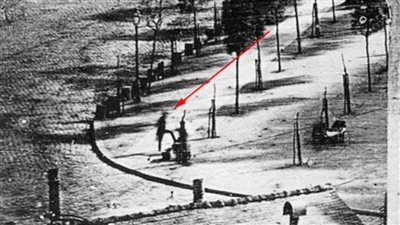 توقف لتلميع حذائه فخلده التاريخ في أول صورة فوتوغرافية للبشر