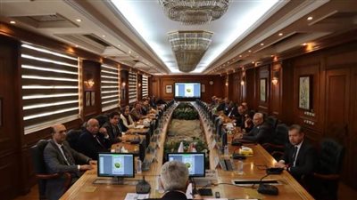 وزير التعليم العالي يستعرض تقريرًا حول اجتماع المجلس الأعلى لشؤون الدراسات العليا والبحوث