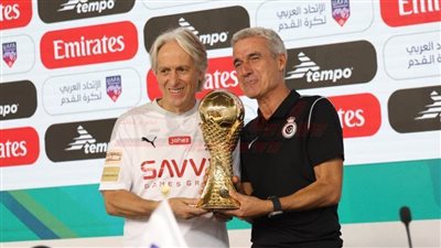 قبل مباراة الحسم غدًا.. مُدربا نهائي العرب يلتقطان صورة تذكارية بالكأس