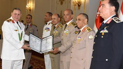 الفريق أول محمد زكي يكرم قادة القوات المسلحة المحالين للتقاعد