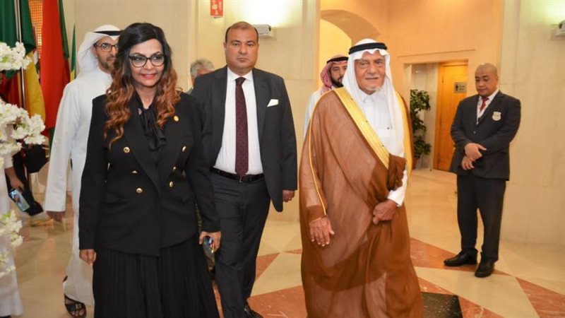 خالد حنفي وسط الأشقاء