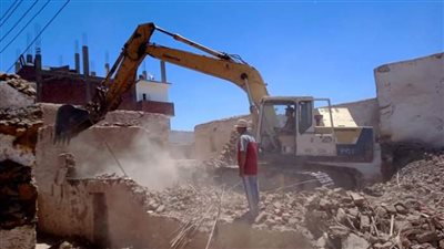 إزالة المنازل الآيلة للسقوط بمركز الداخلة في الوادي الجديد