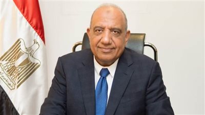 وزير قطاع الأعمال يستعرض مع الرؤساء التنفيذيين للشركات القابضة مشروعات التطوير