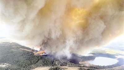 السلطات الكندية تصدر أوامر إجلاء للعديد من البلدات الحدودية بسبب حرائق الغابات