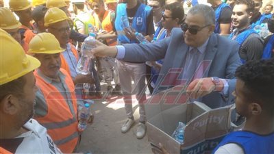 متابعة المشروعات القومية الكبرى بجامعة كفر الشيخ.. وتوزع المياه على العمال