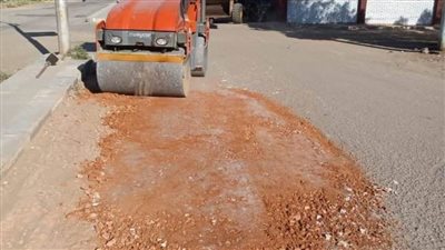  لتيسير حركة مرور المواطنين بمدينة الخارجة.. رصف طريق حي النبوي المهندس وطريق مدرسة اللغات 