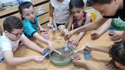 ورش إشغال يدوية وأنشطة ترفيهية للأطفال بمكتبة مصر العامة بدمنهور