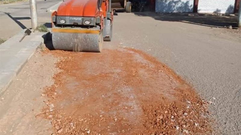 البدء في رصف طريق