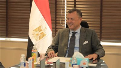 عيسى يلتقى الرئيس الشرفى لمركز جون كيندى للفنون المسرحية