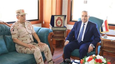 محافظ سوهاج يستقبل مساعد وزير الدفاع لمناقشة موقف مشروعات 