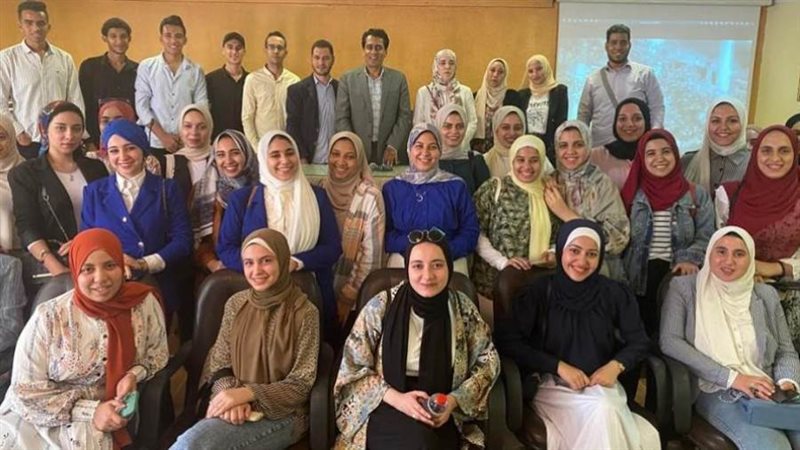 وفد من طلاب كلية