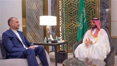ولي العهد السعودي ووزير الخارجية الإيراني يبحثان سبل تعزيز التعاون الثنائي