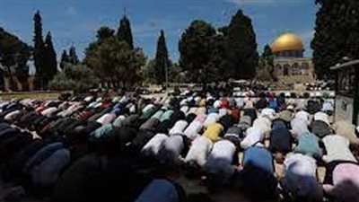 عشرات الآلاف من الفلسطينيين يؤدون صلاة الجمعة في رحاب الأقصى المبارك