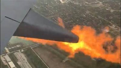 مسافر يسجل مشهدا مخيفا لخروج ألسنة اللهب من محرك طائرة في الجو