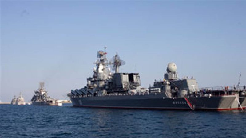 سفن حربية في البحر