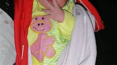 العثور على طفل حديث الولادة أمام مسجد بسوهاج