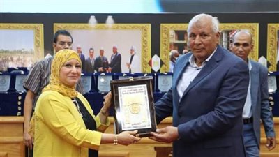 محافظ الوادي يكرم نقيب التمريض ويهديها درع المحافظة