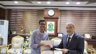 محافظ المنيا يكرم الطالب 