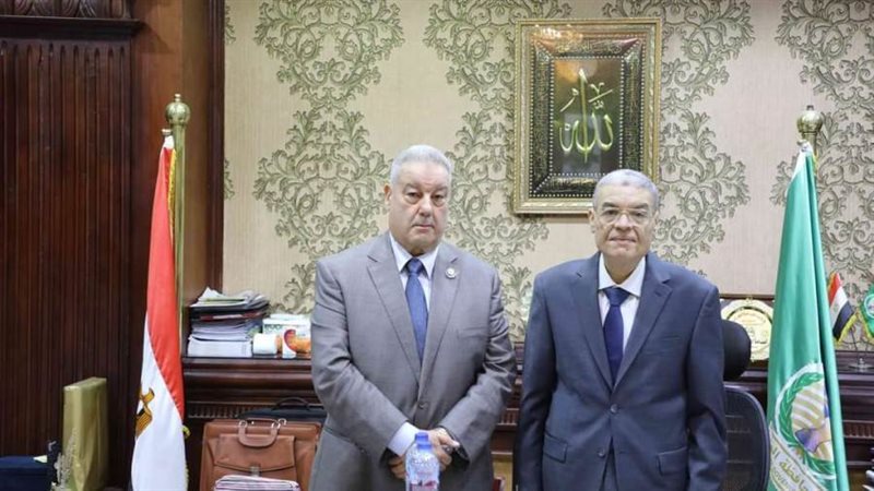 محافظ المنيا خلال