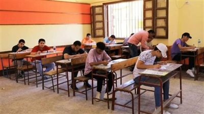 طلاب الثانوية العامة الدور الثاني يؤدون امتحان اللغة الأجنبية الأولى