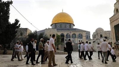 مُستوطنون إسرائيليون يقتحمون باحات المسجد الأقصى المبارك بحماية شرطة الاحتلال