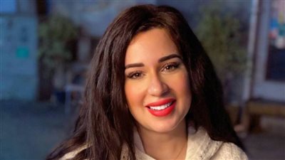 شاهد ابنة شريف منير تحلق شعرها على 