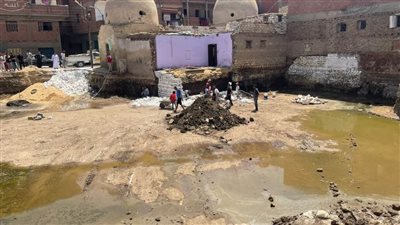 بالصور.. النيابة الإدارية تجرى معاينة فى انهيار جدار منزل بسبب تجديد مسجد ببني سويف