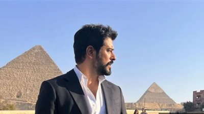 الممثل التركي بوراك أوزجيفيت يزور الأهرامات في مستهل رحلته بمصر