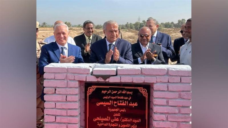 وزير التموين يضع