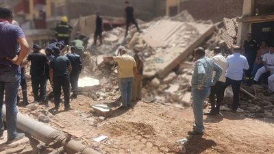 بالصور.. مصرع شخص وإصابة آخر في حادث انهيار عقار بالإسماعيلية 